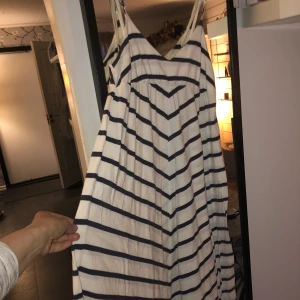 Randig långklänning från Svea - Blå och vit randig långklänning från Svea. Bomullsmaterial. Perfekt nu i sommar. Strl xs-m