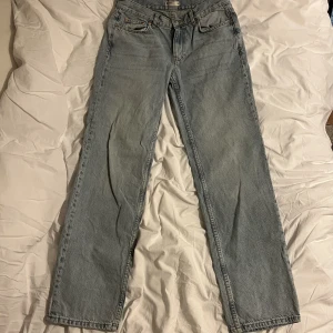 Jeans - Säljer mina populära low waiste jeans från gina. Dom är sparsamt använda och har inga skavanker💞