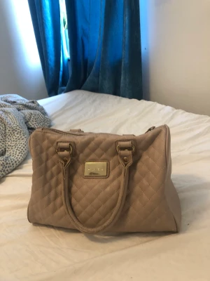 Väska amisu  - Knappt använd   kan skickas men köparen står för frakt 