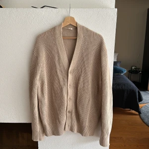 Cardigan/Blus från Arket Oanvänd - Tung i materialet men skön och som sagt oanvänd. Den passar oversize på 2m lång grabb. Orginalpris 700kr