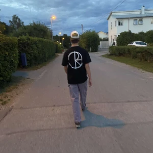 Carhartt - Carpenter pants - Sjukt snygga carhartt carpenters i en mix av lila och grå. De är i superb skick, nypriset är 1300 kr.