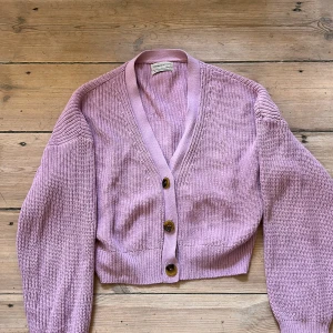Urban outfitters rosa kofta - Knappt använd och sitter smickrande på då den är ganska kort, går typ under midjan