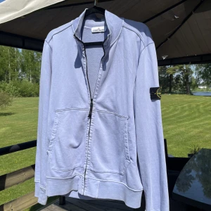 Stone Island Zip-Up - - Ljusblå Stone Island zip-up - | • Storlek: L (passar M-L) | • Cond: 7/10 |  •Pris: 1150:- |  Bra service och snabba svar utlovas. 