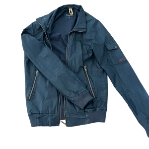 Jacka - Skitsnygg jacka i typ bomberjacka material ❤️‍🔥Dragkedjan är väldigt trög att stänga och jackan har några defekter jag kan skicka bild på om ni meddelar!