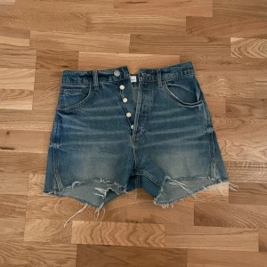 Jeans shorts  - Snygga jeans shorts från Zara, endast använt ett par gånger💕