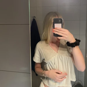  topp med volanger - En jättefin beige topp från mango! Perfekt till sommaren. (Nypris 300)