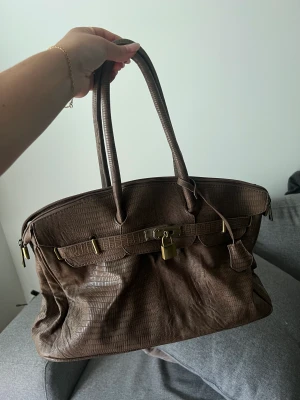 Brun väska - Brun jättefin väska! Rymlig och i bra sick! Köpt second hand 