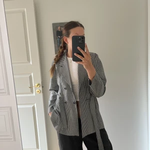 Kavaj - Säljer denna fina kavaj som jag köpt vintage, storlek är oklar men passar s/xs, den är tunn så passar perfekt för sommarkvällar. ⭐️