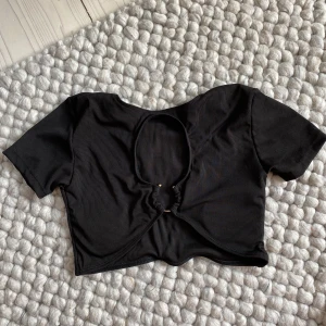 Bikini top - Svart ribbad bikini topp med en silverring