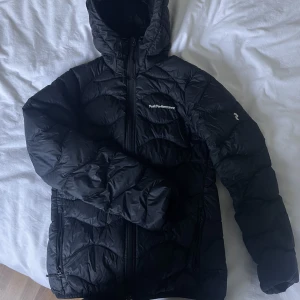 Peak performance jacka - Säljer denna peak performance jacka i modell ”helium down”. Superfint skick, inga repor. Den är tunn, vind och vattenavvisande. Mer friluftsjacka än vinterjacka. 🫶 Nypris: 2700kr