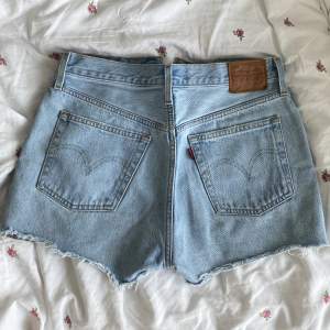 ett par ljusblå levis shorts perfekta till vår/sommar💞 står ej storlek men skulle uppskatta waist 30, jag brukar ha S för referens. Spårbar frakt!