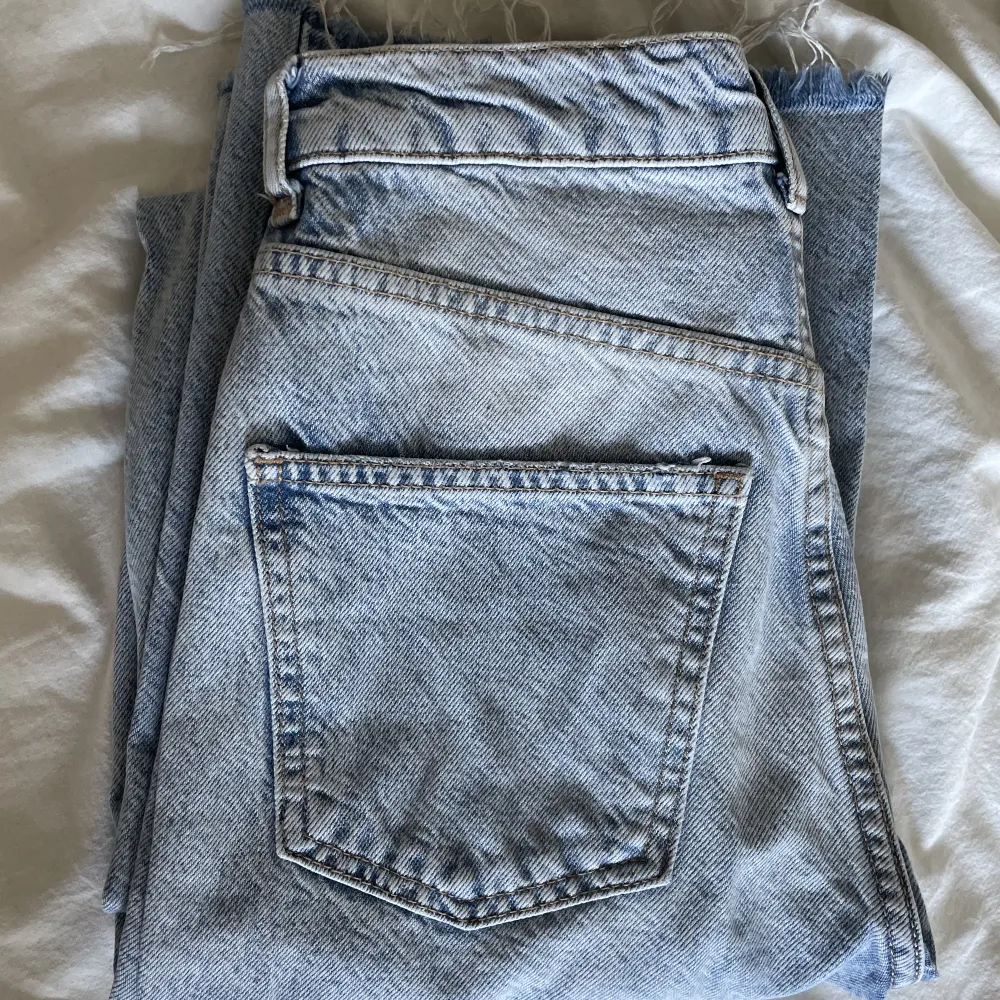 Slutsålda vida jeans från gina tricot. Bra skick. Jeans & Byxor.