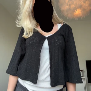 Trekvartsärmad kofta - Jätte söt trekvartsärmad kofta som tyvärr ej kommer till använd köpt på sellpy! 