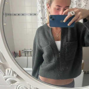 Grön kofta  - Säljer denna gröna kofta med fickor från & other stories💕