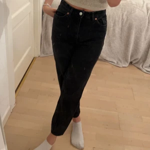 Jeans - Enkla monki jeans, säljer pga för korta för mig(är 164). Aldrig använt  Finns även ett par i samma modell fast blå.