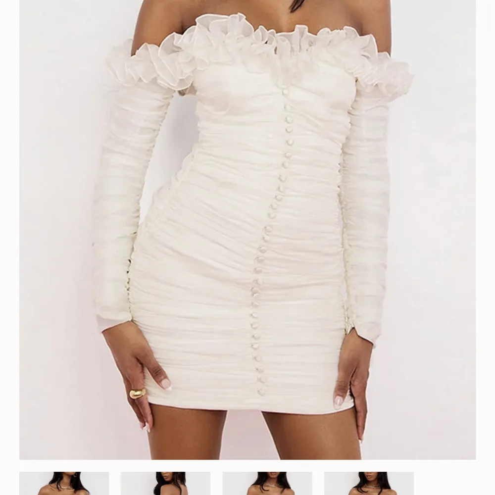 Jättefin klänning från Dennis maglic! Var tänkt till studenten men hitta en annan så säljer denhär. Den är riktigt vit i verkligheten och inte ”beige” som den ser ut på bilden. Pris kan diskuteras vid snabb och  smidig affär :). Klänningar.