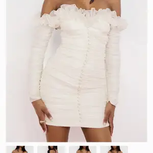 Jättefin klänning från Dennis maglic! Var tänkt till studenten men hitta en annan så säljer denhär. Den är riktigt vit i verkligheten och inte ”beige” som den ser ut på bilden. Pris kan diskuteras vid snabb och  smidig affär :)