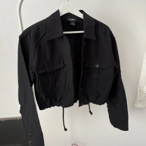 Svart croppad jacka - Tunn croppad jacka från Lindex