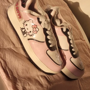Hellokitty sneakers - Ett par sneakers med hellokitty motiv .  Lätta att gå i och bekväma Enbart använda 3 gånger under korta perioder   Inplastade för extra skydd  Skon är rätt smal vid foten  Säljer även på andra sidor så de finns tills dess att dem är sålda. 