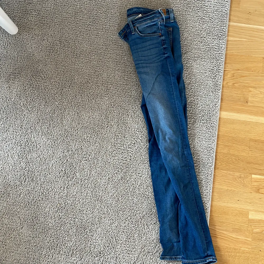 Skinny jeans. Blå storlek W29 L33. Modell SCARLETT. Jeans & Byxor.