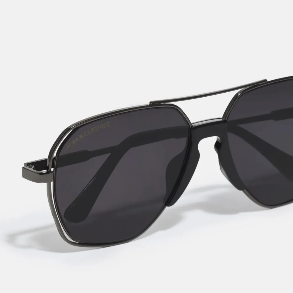 Svarta solglasögon i modellen ”aviator”. Aldrig använda.❤️. Accessoarer.