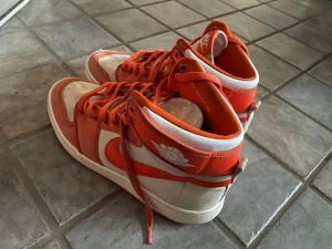 Air jordan 1 rush orange - Storlek 45  Hyfsat bra skick lite smutsiga därför så billiga