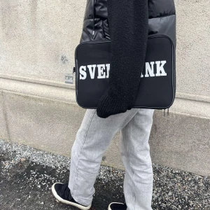 Fodral - Vi har just nu utförsäljningen på företaget. Super snygga datorfodral med valfri text eller stärntrck på. För mer information kolla ig Caseoffive UF. Måttet är 34x24 cm💞💞