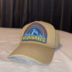 Dsquared 2 keps - Säljer min DsQ2 keps i väldigt fint skick. Köpt på NK för 200