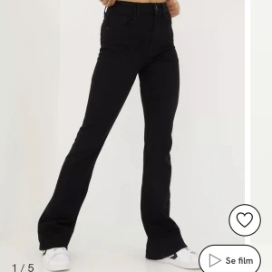 Svarta bootcut jeans - PCPEGGY FLARED HW JEANS BL-VI JEANS. Från Pieces. Bara använd några gånger. Storlek S. Dom är gränsfall till för korta för min smak på mig och jag är 175 cm lång. Nypris: 399kr  Kan mötas upp i Stockholm annars står köpare för frakten!