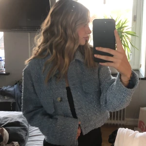 Ljusblå stickad jacka - Säljer min fina ljusblå jacka från Neo Noir i storlek 36/S. Köpt för 1300 men säljer för 800 (lite diskuterbart). 🫶🫶☀️