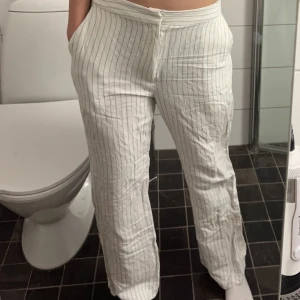 Byxor  - Säljer mina randiga linnebyxor i strl 38:-) Använda fåtal gånger så i bra skick.