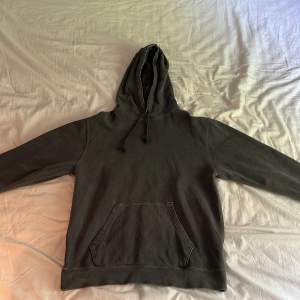 Säljer en grå stentvättad Beams Japan hoodie. Tröjan är använd enbart en gång och ska nu säljas då den är för liten för mig. Köpt på END. (endclothing.com) för 1400kr vilket betyder att det är äkta Beams. Kvitto finns! Kom gärna med bud!