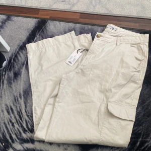 Cargo byxor  - Helt nya aldrig använt. Anledningen för att sälja för stora . Utropspris är 200 men kan tänka mig att sänka lite.