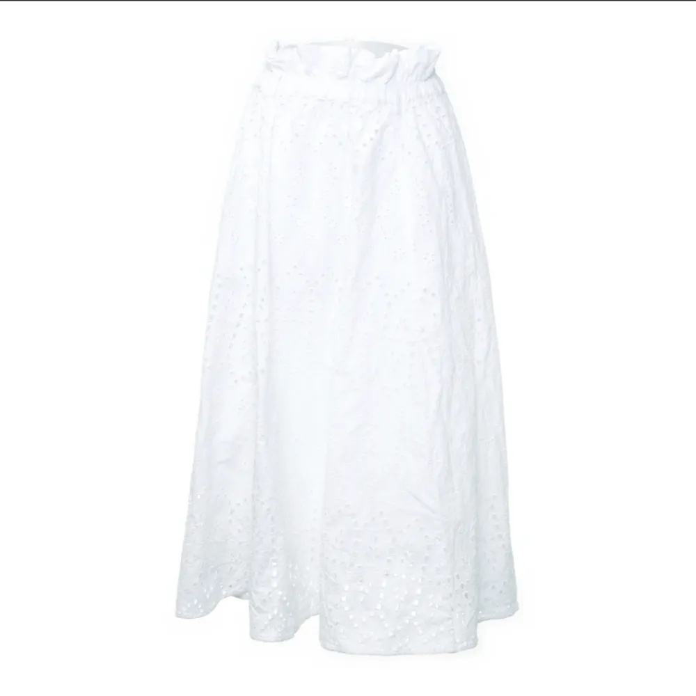 Lång vit kjol från hm som är i väldigt fint skick. Snygg i spets och ”fluffig”!!  - Säg till om du vill ha fler bilder.  - Jag är 173 lång och den är något kort för min preferens. :) Budgivning börjar torsdag/fredag. Kjolar.