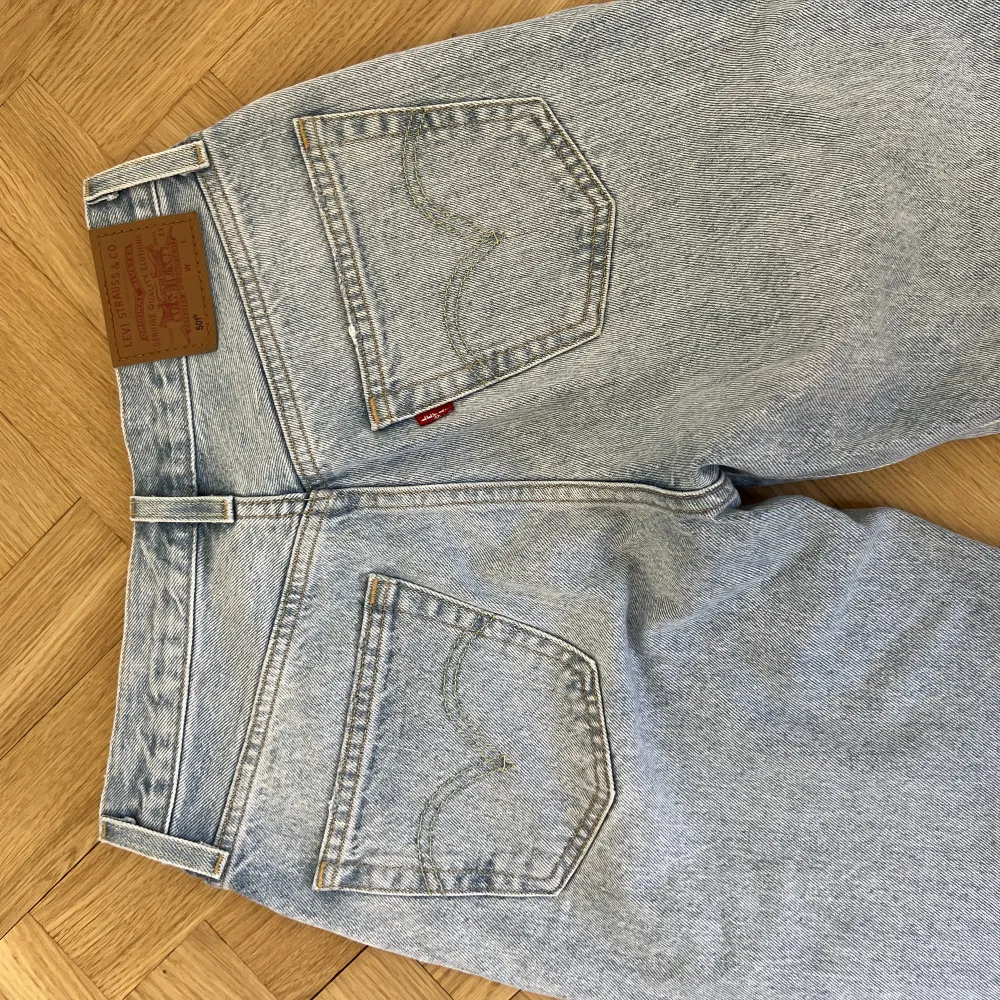Säljer mina Levi’s 501 ljusblå jeans i modellen 90’s. Så sjukt snygga och perfekt modell. I storlek 25/32. De är knappt använda, endast använda någon gång! De är en oversized modell så jag skulle säga att de motsvarar en 26/27. Köpta i höstas för 1250 kr!. Jeans & Byxor.