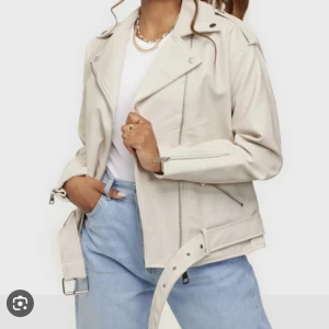 Skinnjacka  - Beige skinnjacka storlek s i inga defekter. 