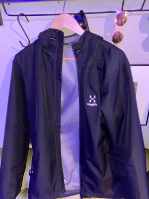 Haglöfs jacka  - Säljer nu en ny haglöfs jacka som e använd ungefär 10 gånger inga dkador eller något i väldigt bra skick  Skriv för frågor pris kan diskuteras ny pris 2500kr