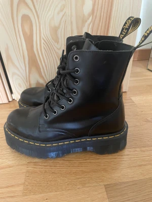 Dr martens  - Knappt använda. Storlek 39, men de är små i storleken och passar mig som brukar ha 38.