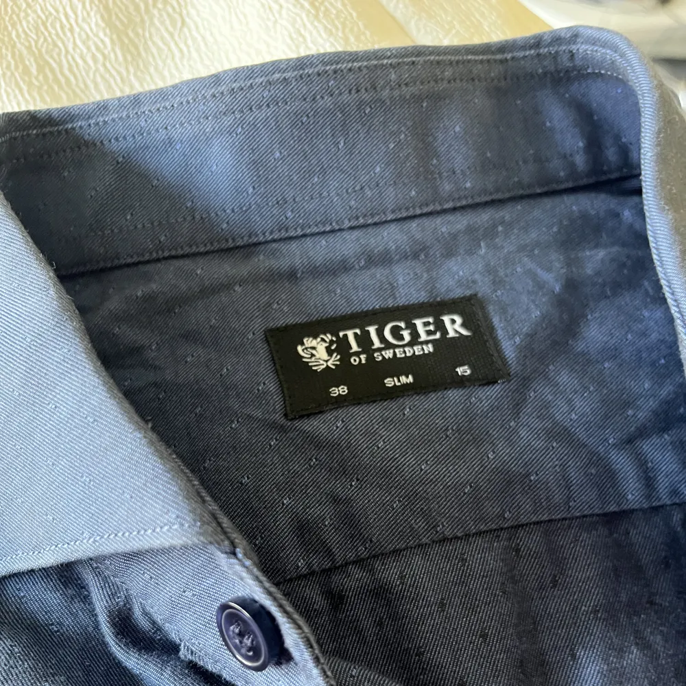Somrig och snygg tiger of sweden skjorta storlek 38/S,M slim. Bra skick inga flaws eller någonting.  Kostar runt 1200kr ny. Skjortor.