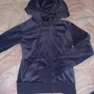 Juicy couture töja - Jätte fint äkta juicy couture tröja som aldrig används, juicy e inte min grej. Byxorna sålda så är inte kvar. Alla knapparna är kvar, inget saknas! Fler frågor och prisförslag kan diskuteras privat❣️ tack på förhand
