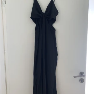 Klänning  - Svart klänning med slits på båda sidor  Enkel, snygg och bekväm  Säljes pga använder aldrig. 