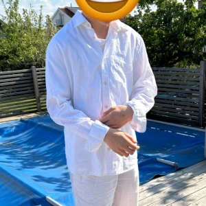 Linne skjorta - Helt ny linneskjorta som aldrig används. Säljer pga att jag aldrig använder den. Hör av dig vid intresse eller fler frågor😄