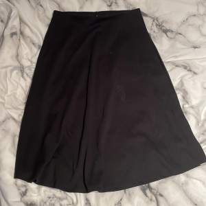Svart kjol från Lager 157 i storlek XS/S