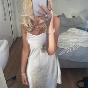 Zara klänning - Säljer denna slutsålda satinklänning från zara. Den har lite defekter, men det är inget man tänker på. Har du någon fråga så är det bara att höra av sig🫶🏻