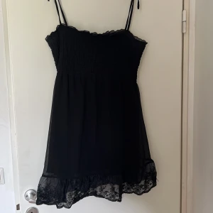 Festklänning 🫶🏼🖤 - Superfin festklänning, använd fåtalgånger 🫶🏼