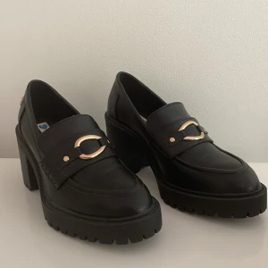 Klackloafers - Loafers med klack från mtng 👡 aldrig använda 👡väldigt smala i tåkappan 👡Stl 37 men känns som 36 👡Inköpta för 649kr