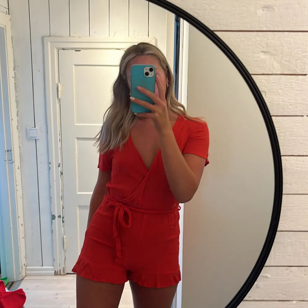 Röd playsuit med knyt från Linn ahlborgs tidigare märke LA-collection i storlek xs. Klänningar.