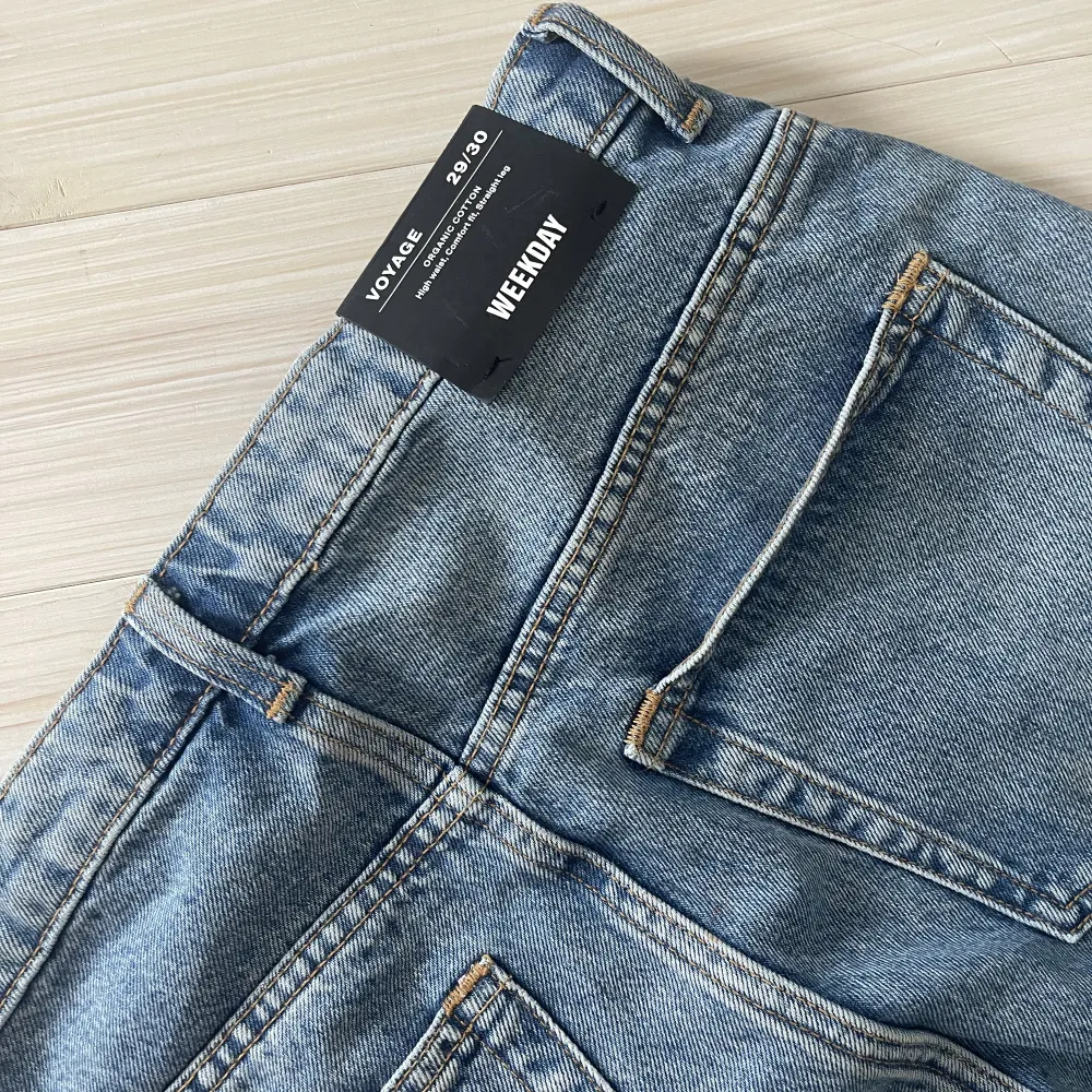 Blå raka highwaist jeans från weekday, aldrig använda storlek 29/30 för små för mig är som en S i storlek.. Jeans & Byxor.