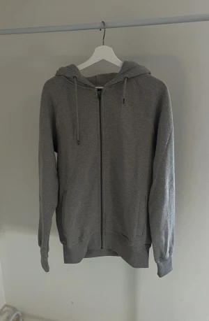 Amor zip hoodies - Säljer 2 amor zip hoodies. En är svart i storlek S och den andra är Grå i storlek M