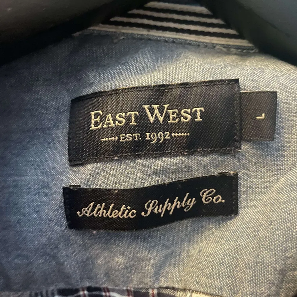 En rutig skjorta från East west i stl L, 250kr . Skjortor.